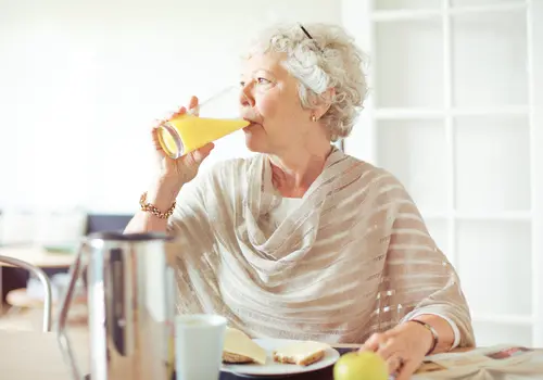 O ideal é procurar um especialista para calcular a quantidade ideal de calorias na dieta de um idoso