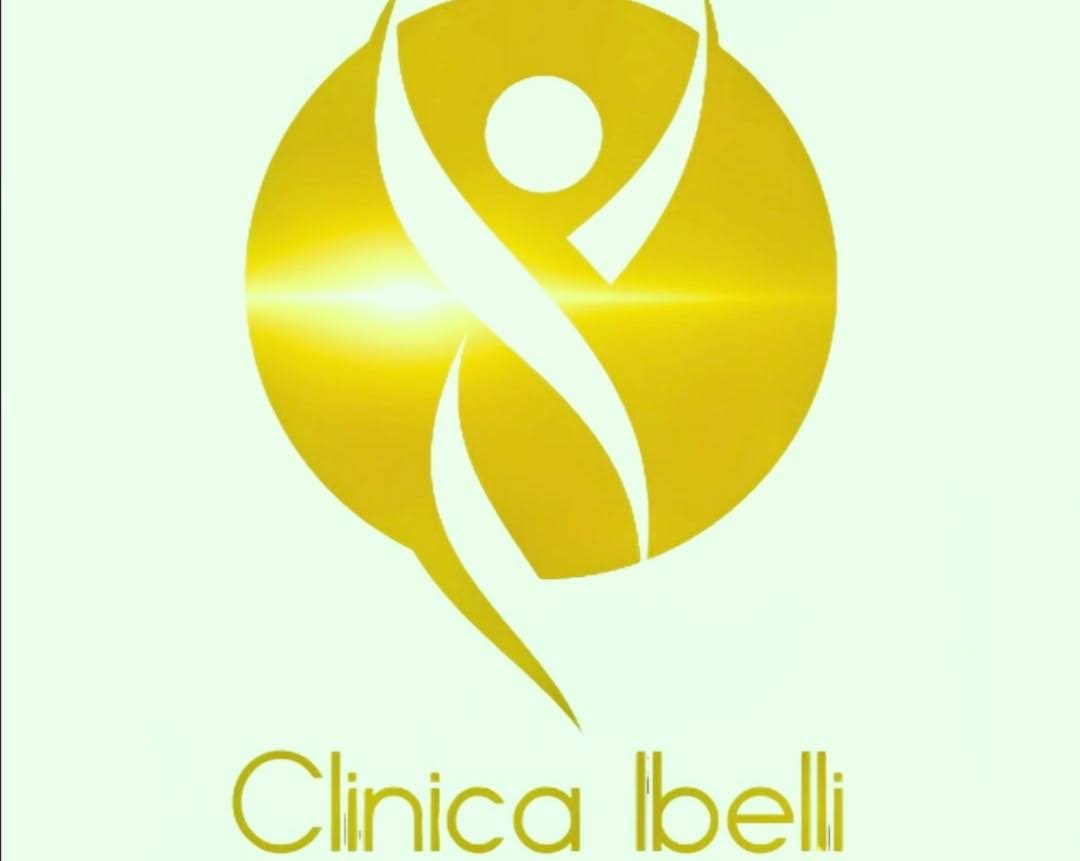 Logotipo dourado da Clínica Ibelli sobre fundo verde-claro