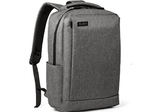 Mochila cinza de nylon vista de frente, com alças acolchoadas e bolso frontal