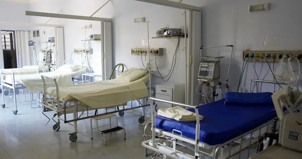 Leitos hospitalares vazios, cena da alta hospitalar e do que preparar em casa depois da internação